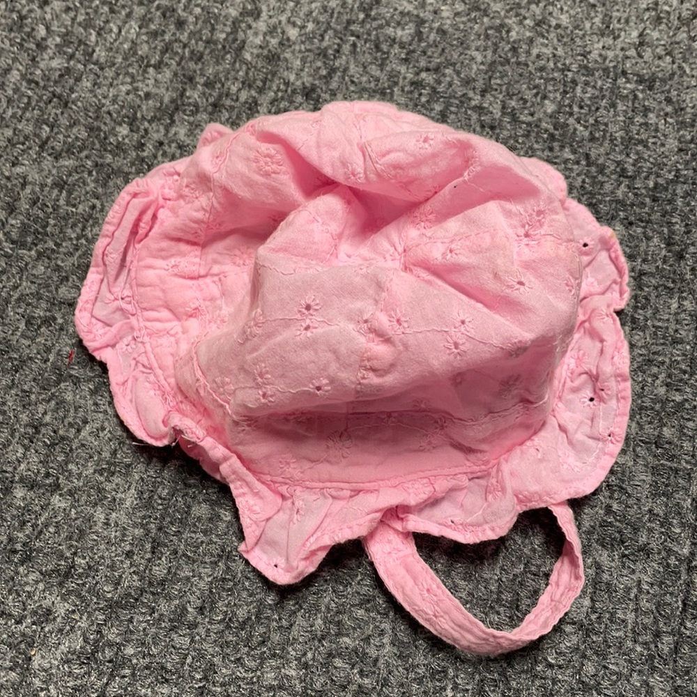 Like new! OshKosh B’Gosh Baby girl’s pink lacy sun hat with chin strap